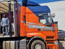 Tracteur Renault premium et une semi remorque